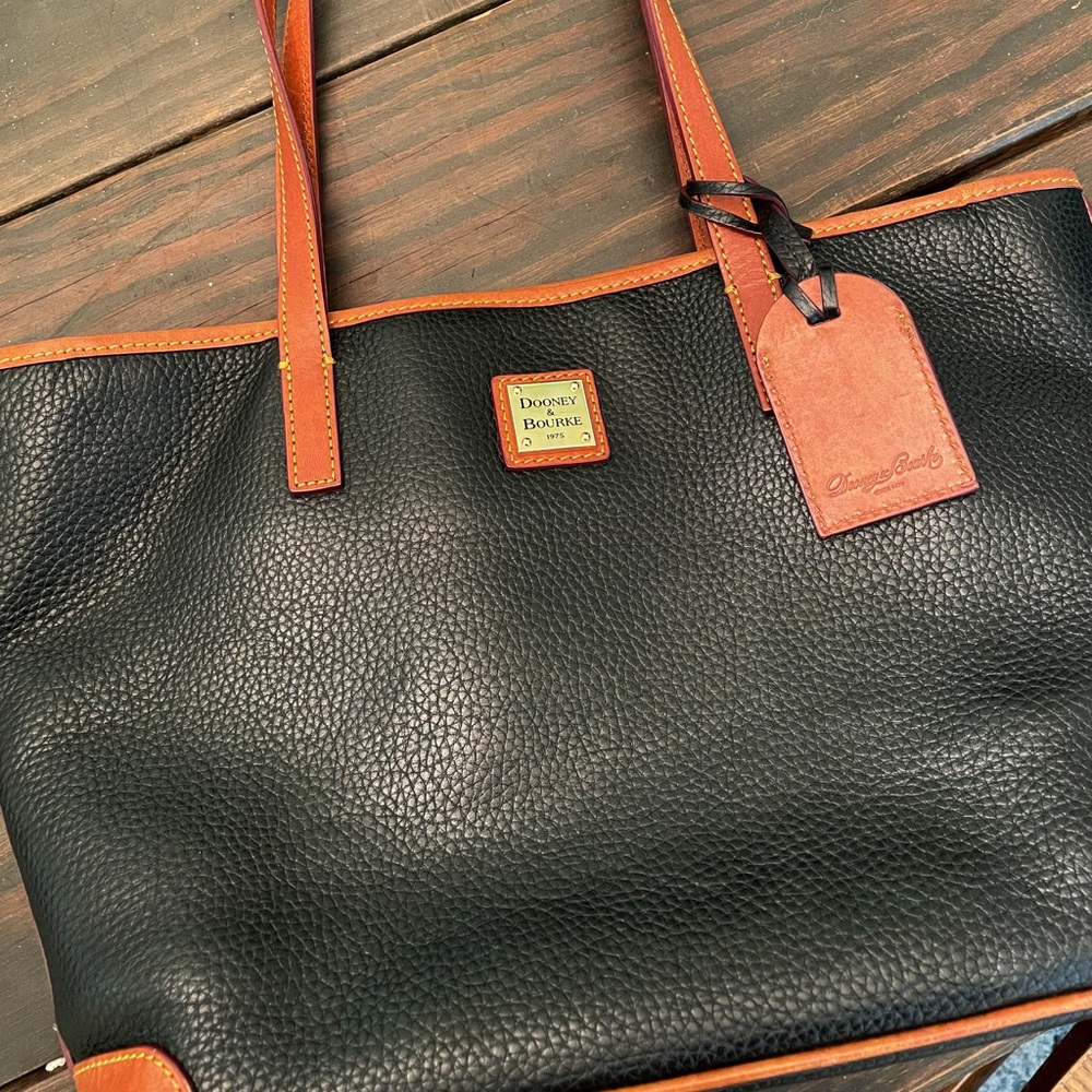 Dooney & Bourke tote in navy. Nearly perfect condition.